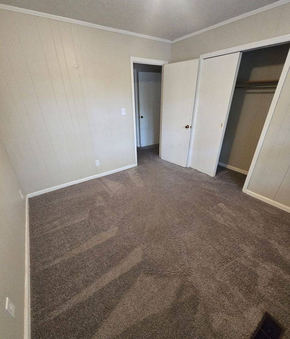 Apartment for rent at 215 Parris St, Jacksonville, AL 36265
