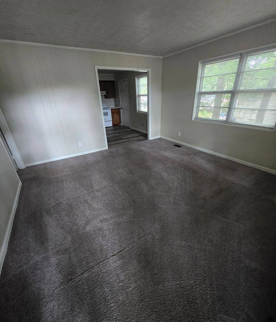 Apartment for rent at 215 Parris St, Jacksonville, AL 36265