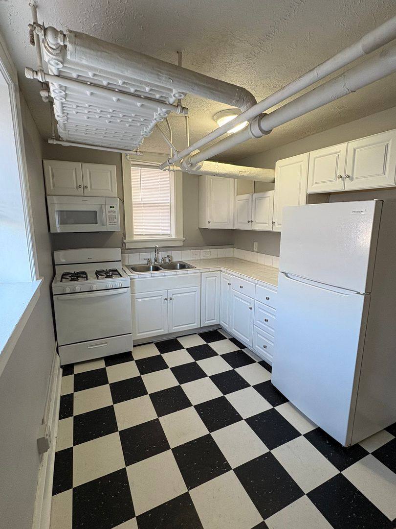Apartment for rent at 3871 Farnam St, Omaha, NE 68131