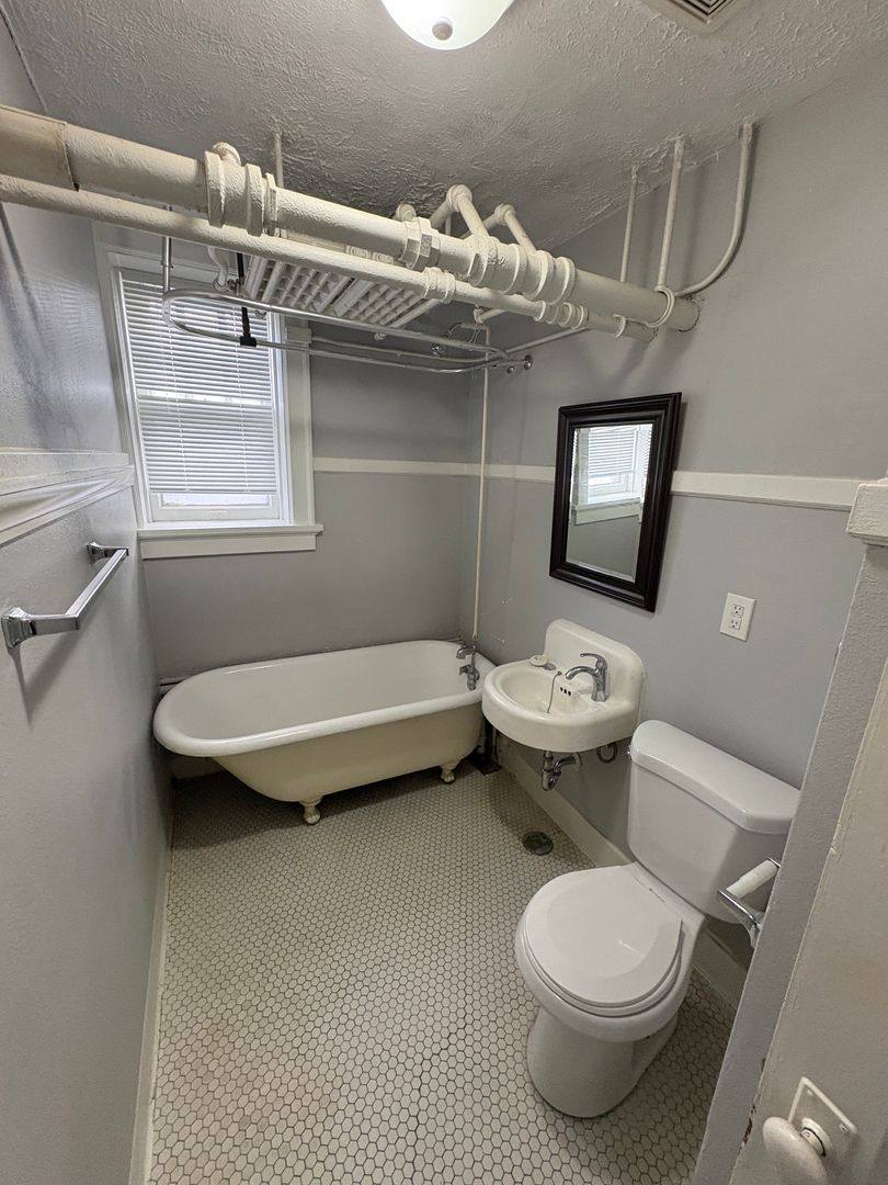 Apartment for rent at 3871 Farnam St, Omaha, NE 68131