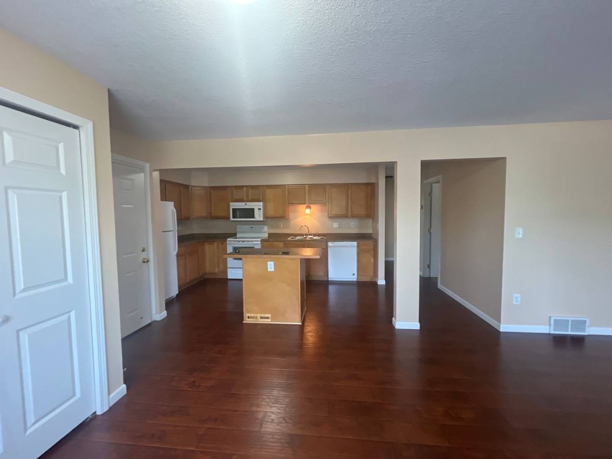 Apartment for rent at 886 Wescott Square, Saint Paul, MN 55123