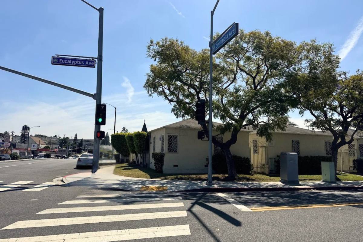 Apartment for rent at 1129 Centinela Ave, Inglewood, CA 90302