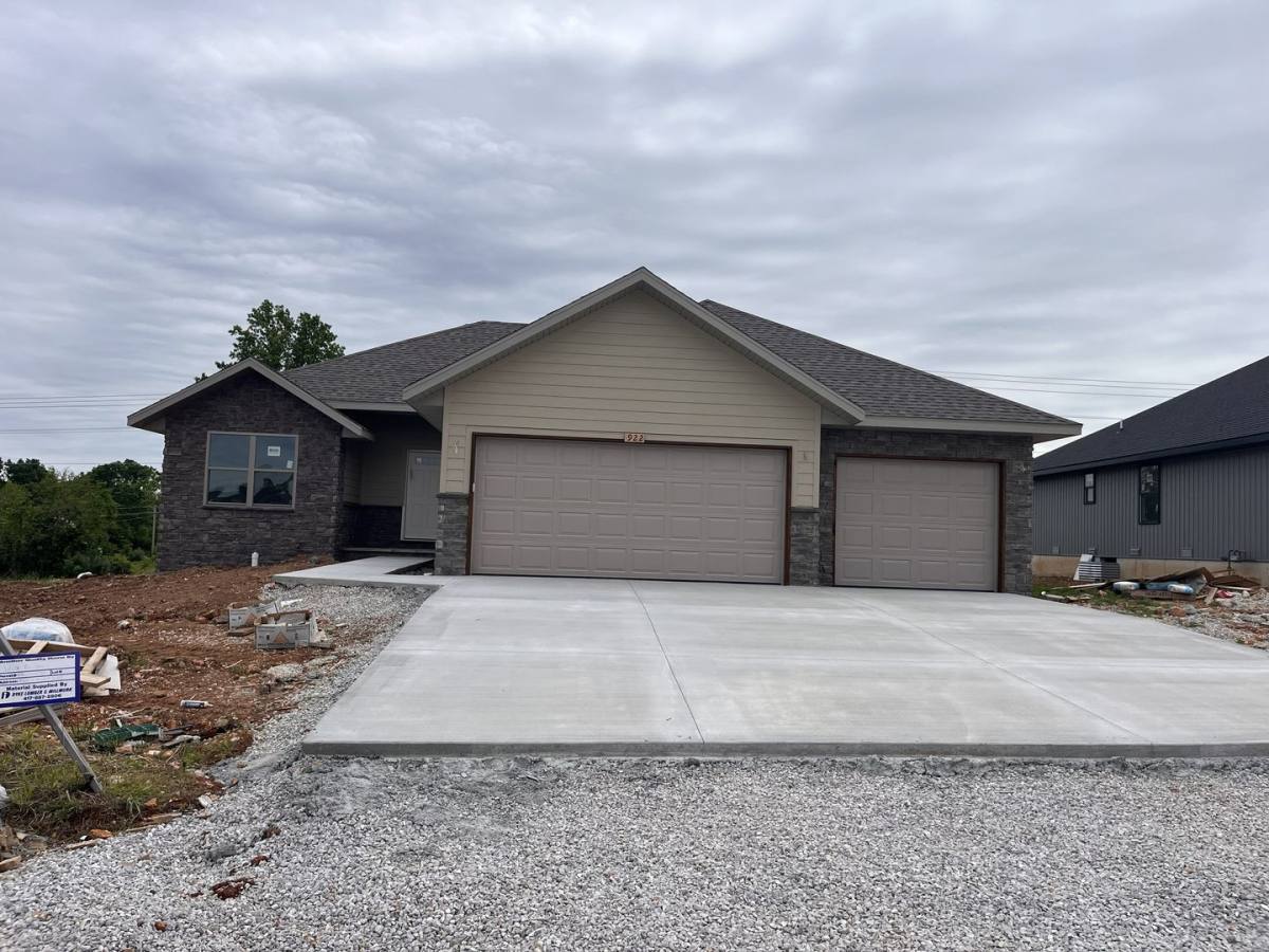 House for rent at 922 S Pindall Lane, Nixa, MO 65714