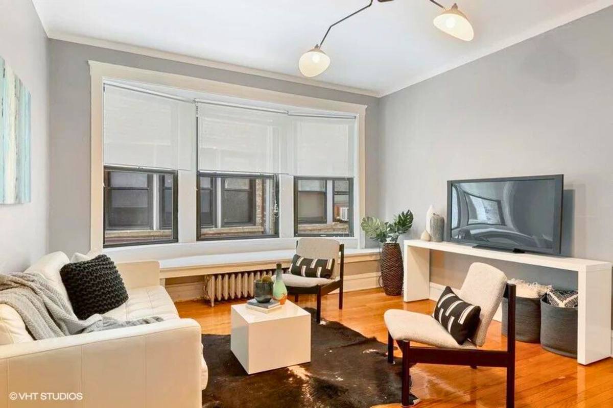 Apartment for rent at 439 Wmelrose St, Chicago, IL 60657