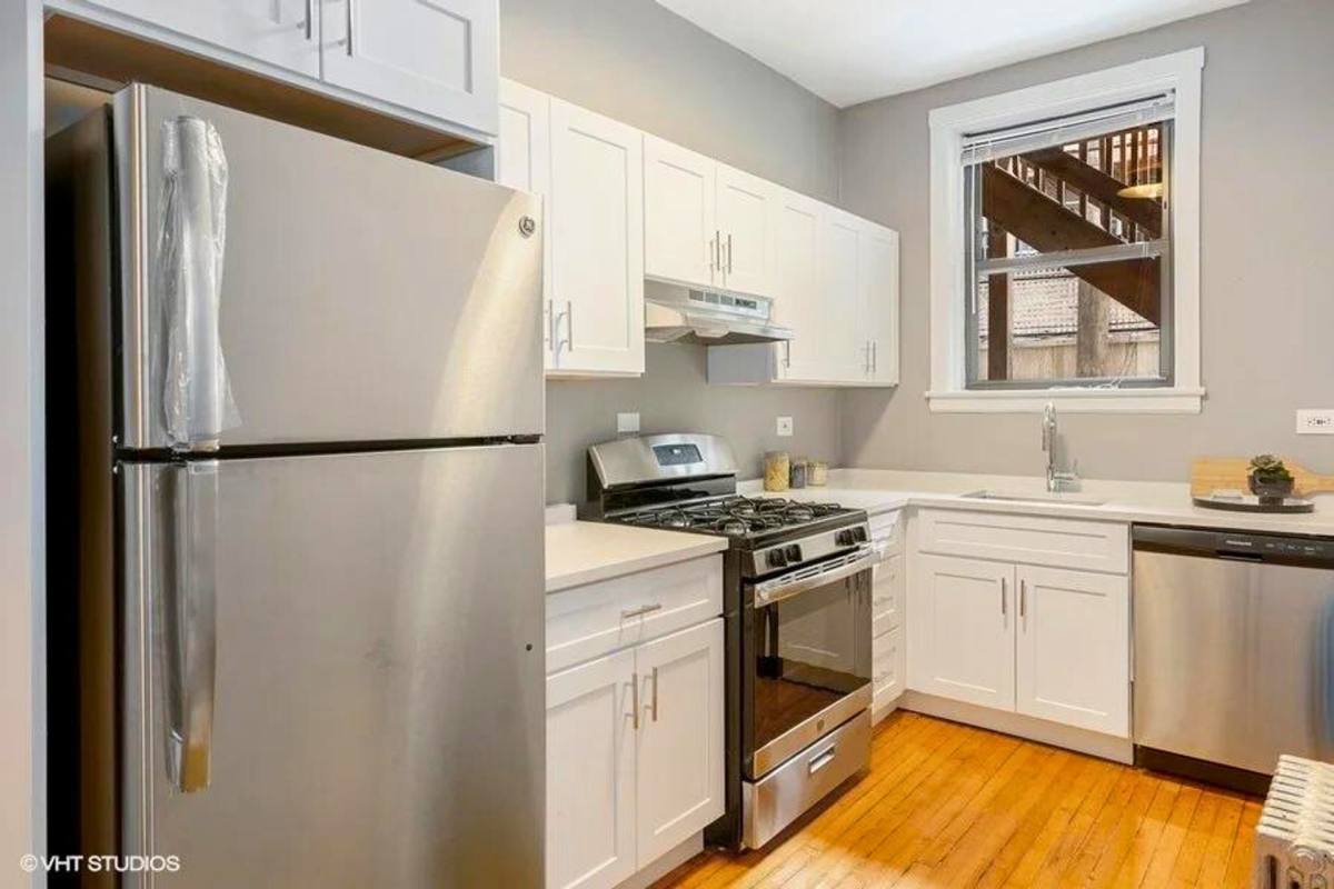 Apartment for rent at 439 Wmelrose St, Chicago, IL 60657