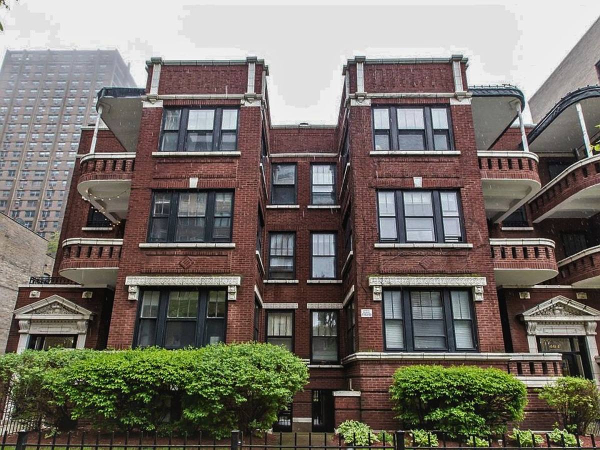 Apartment for rent at 439 Wmelrose St, Chicago, IL 60657