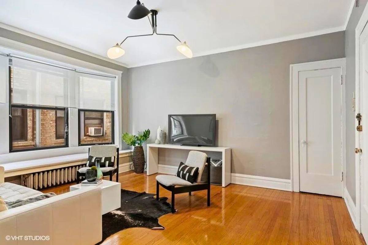 Apartment for rent at 439 Wmelrose St, Chicago, IL 60657