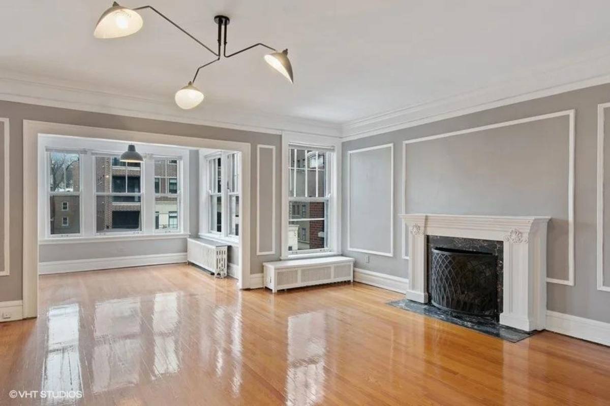 Apartment for rent at 439 Wmelrose St, Chicago, IL 60657