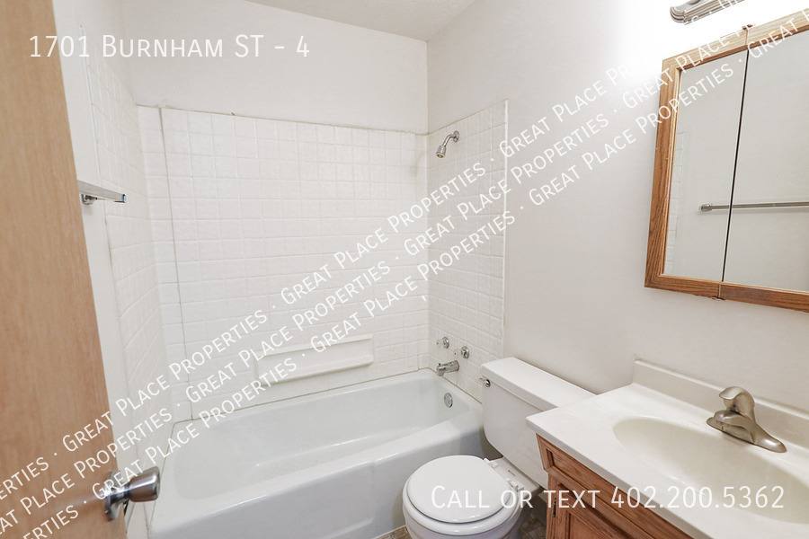 Apartment for rent at 1701 Burnham St #4, Lincoln, NE 68502
