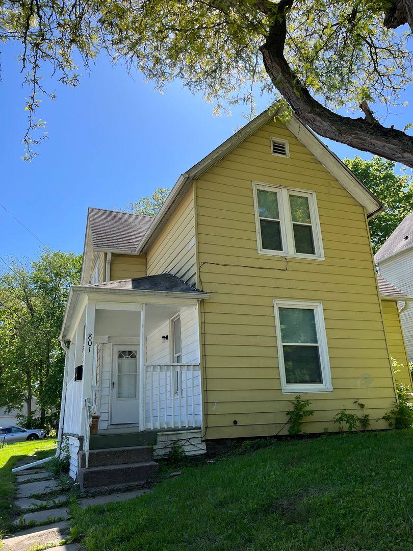 Apartment for rent at 801 41st St, Rock Island, IL 61201