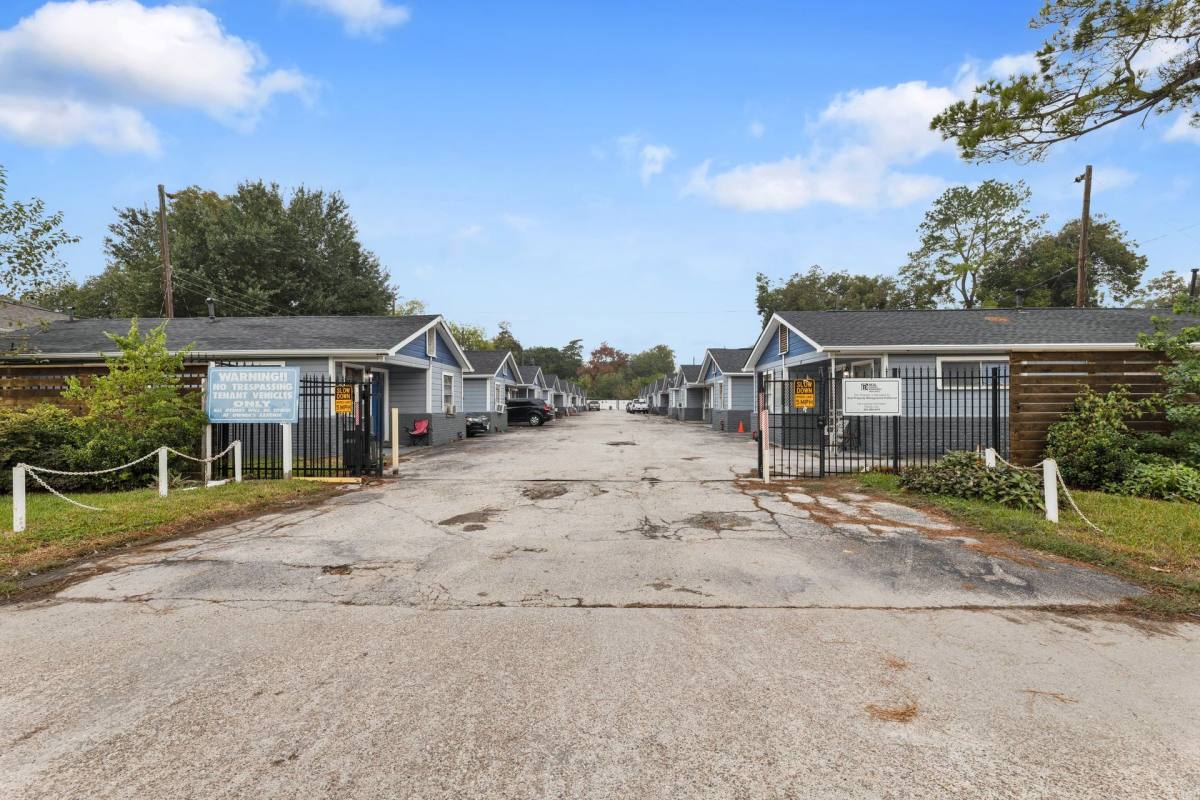 Apartment for rent at 4203 Hirsch Rd, Houston, TX 77026