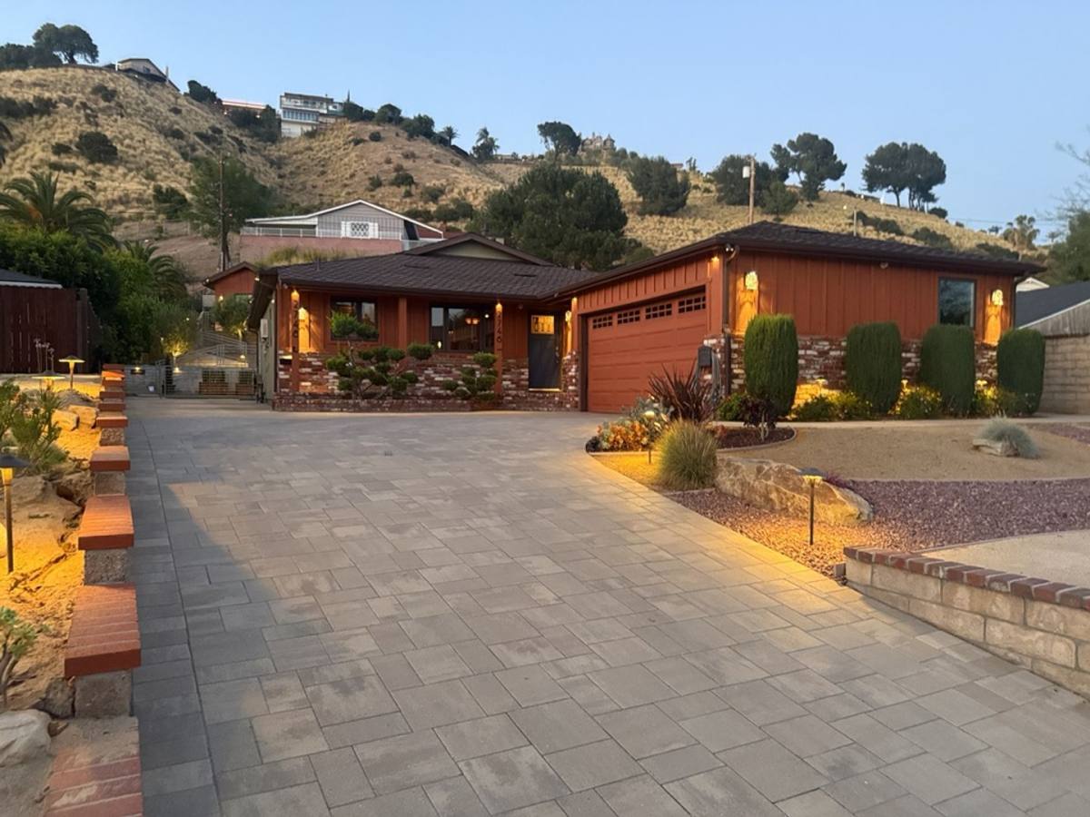 House for rent at 2746 N Kenneth Rd, Burbank, CA 91504