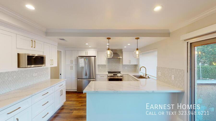 Townhouse for rent at 14309 Hartsook St, Sherman Oaks, CA 91423
