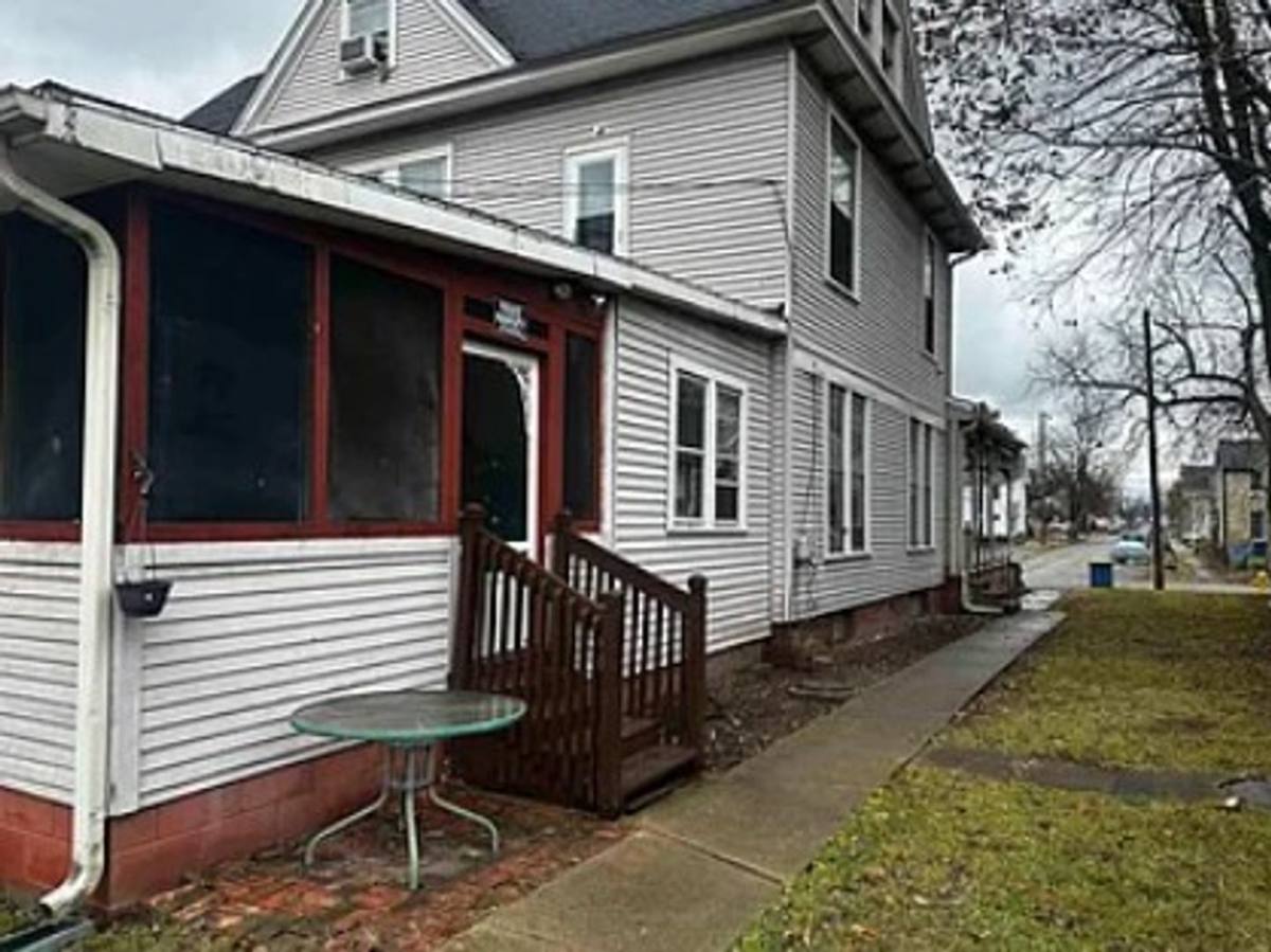 Apartment for rent at 429 W Charles, Muncie, IN 47305