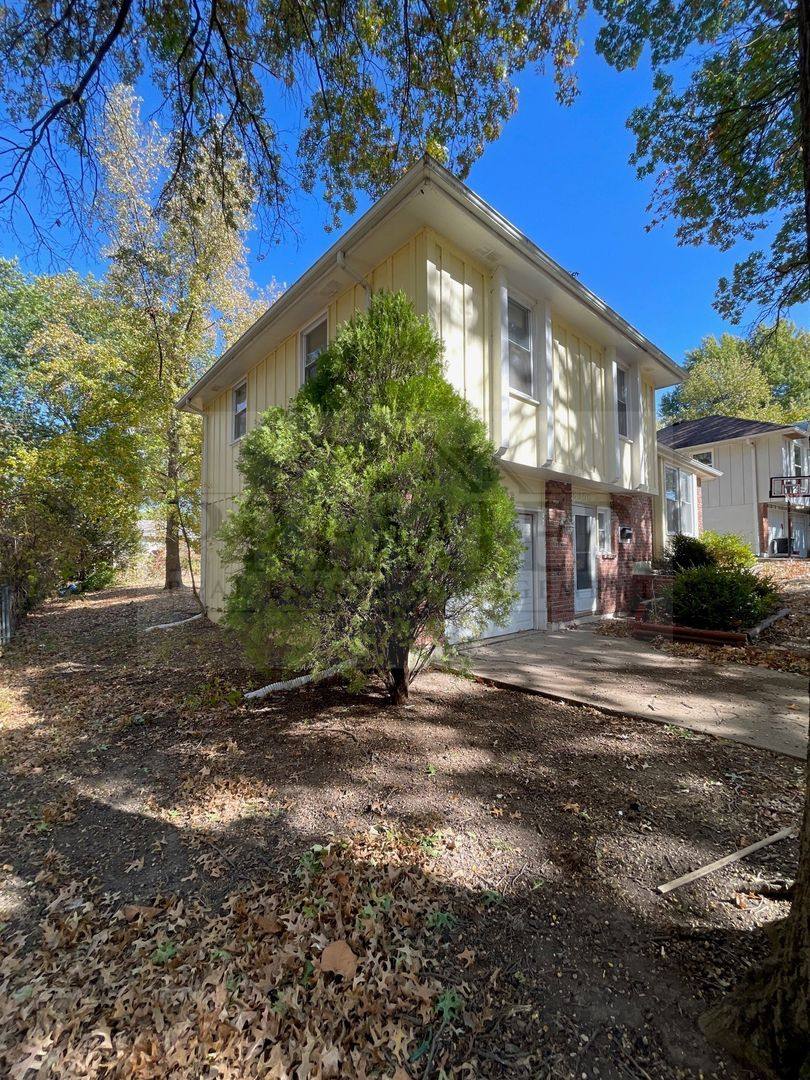 House for rent at 8300 E 104th Terrace, Kansas City, MO 64134