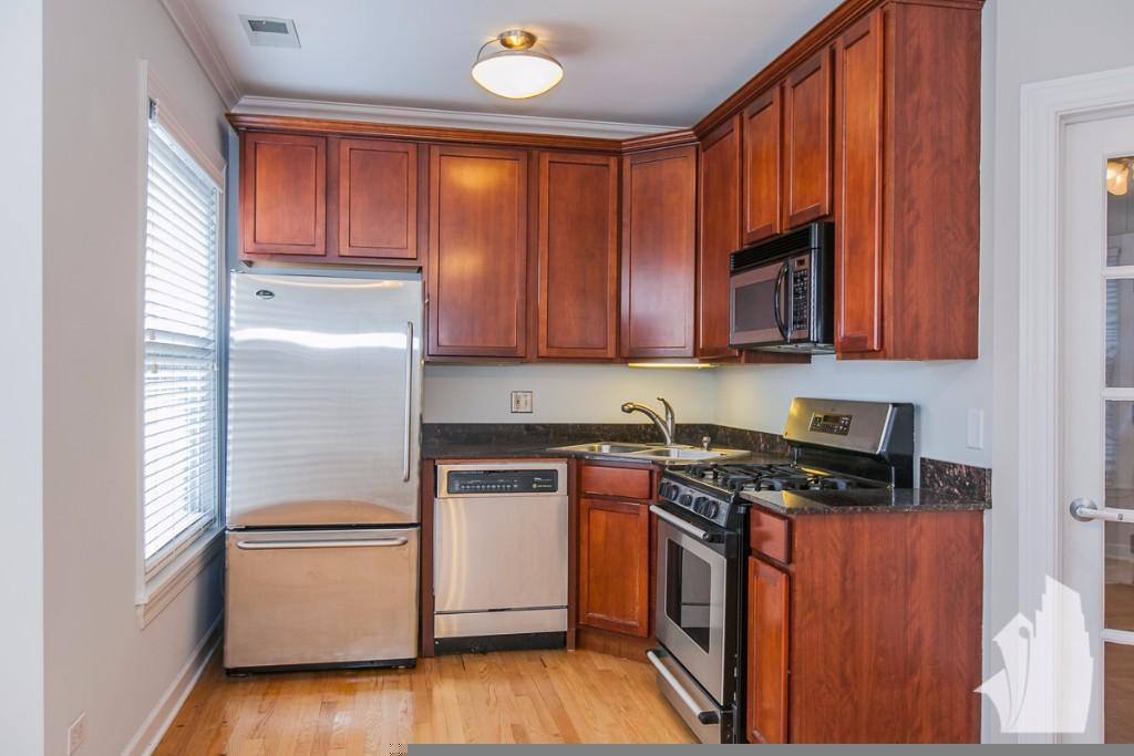 Apartment for rent at 630 W Roscoe St #2S, Chicago, IL 60657