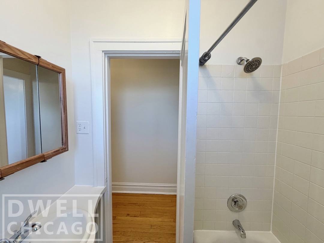 Apartment for rent at 1909 W Larchmont #1B, Chicago, IL 60613