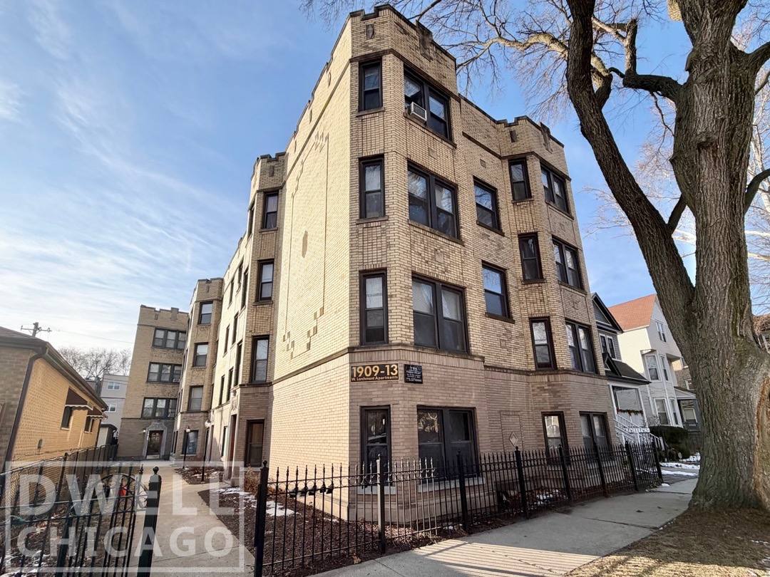 Apartment for rent at 1909 W Larchmont #1B, Chicago, IL 60613