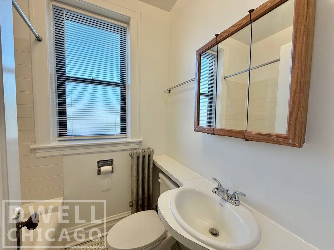 Apartment for rent at 1909 W Larchmont #1B, Chicago, IL 60613