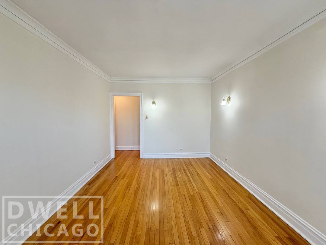 Apartment for rent at 1909 W Larchmont #1B, Chicago, IL 60613