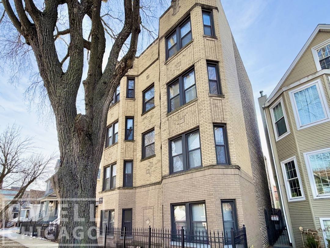 Apartment for rent at 1909 W Larchmont #1B, Chicago, IL 60613