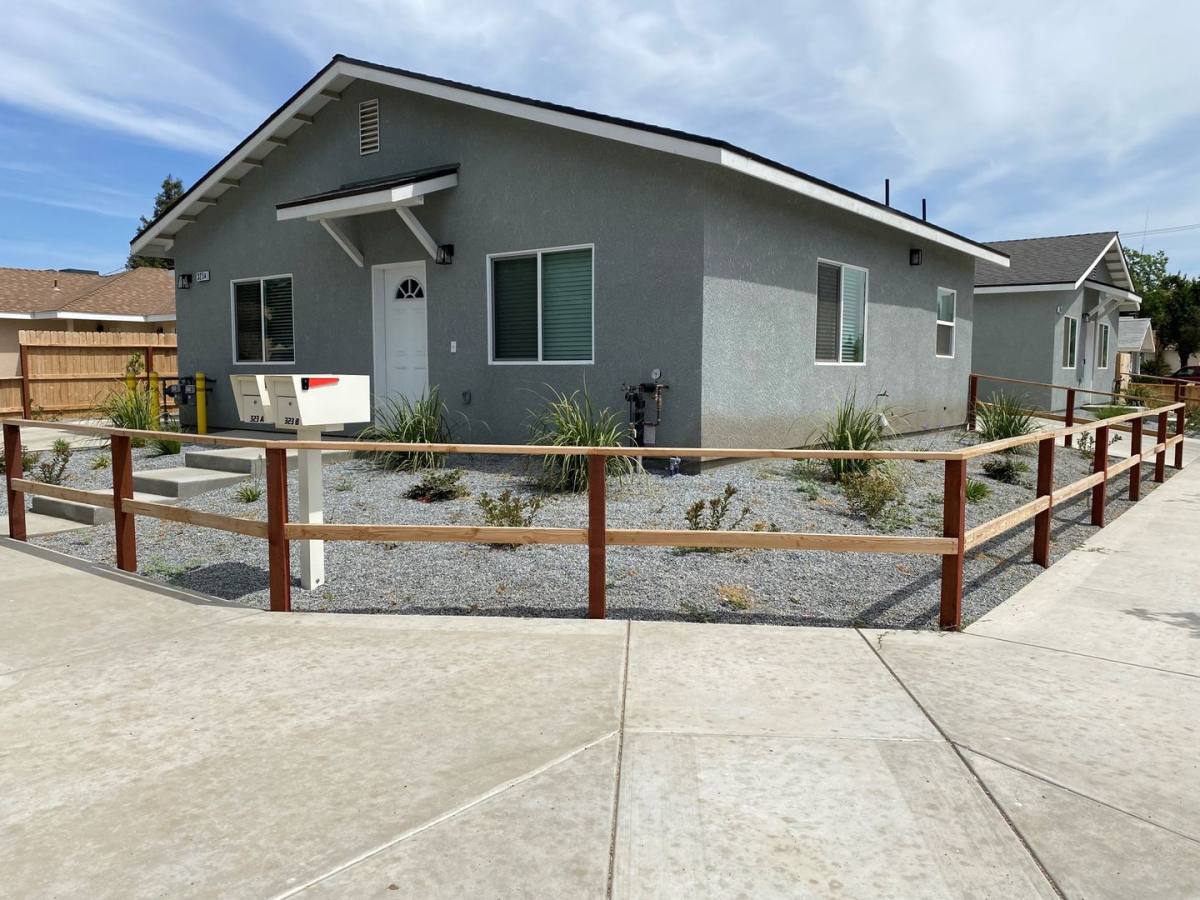 Apartment for rent at 323 W Laurel Ave, Visalia, CA 93277