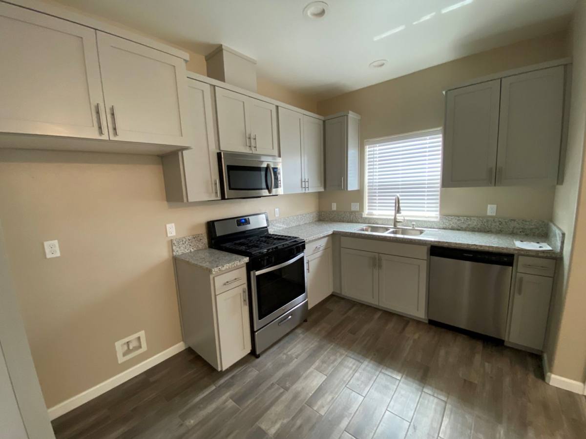 Apartment for rent at 323 W Laurel Ave, Visalia, CA 93277
