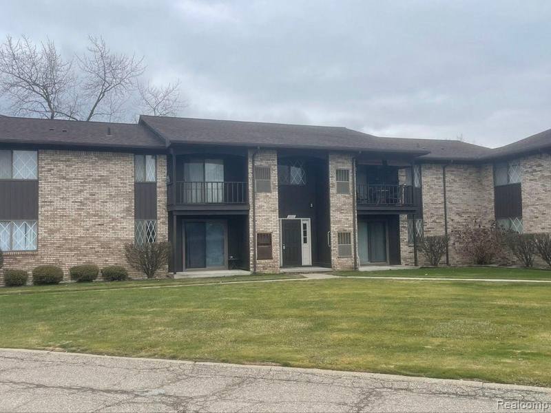 Apartment for rent at 270 E Thirteen Mile Rd #34, Madison Heights, MI 48071