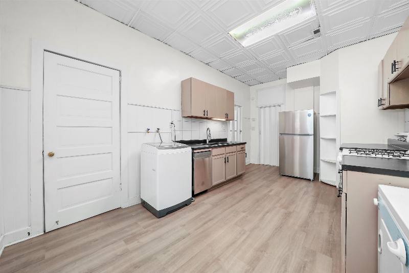 Apartment for rent at 911 S Loomis St #1, Chicago, IL 60607