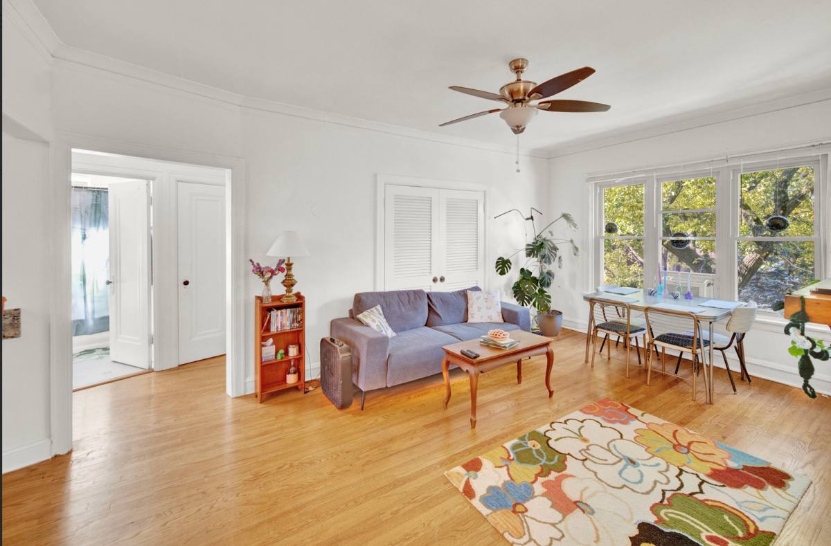 Apartment for rent at 1024 Noyes St, Evanston, IL 60201