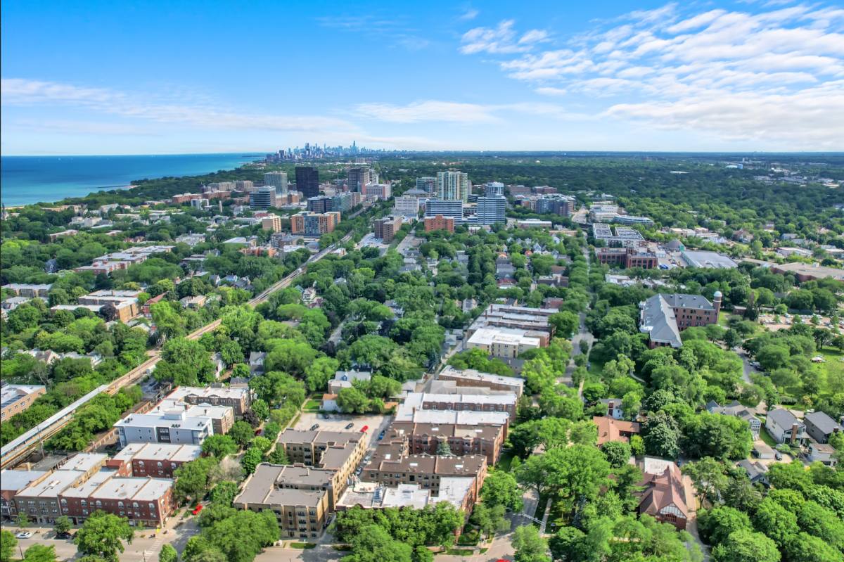 Apartment for rent at 1024 Noyes St, Evanston, IL 60201