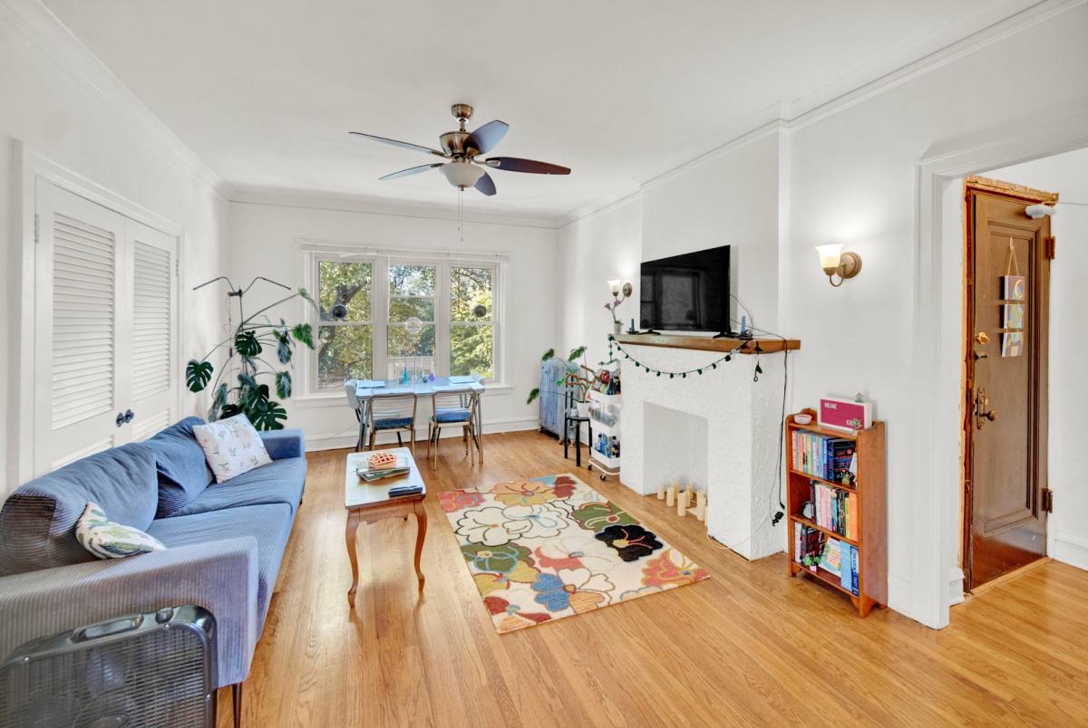 Apartment for rent at 1024 Noyes St, Evanston, IL 60201