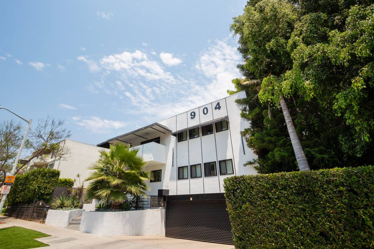 Apartment for rent at 904 N Sierra Bonita Ave, Los Angeles, CA 90046