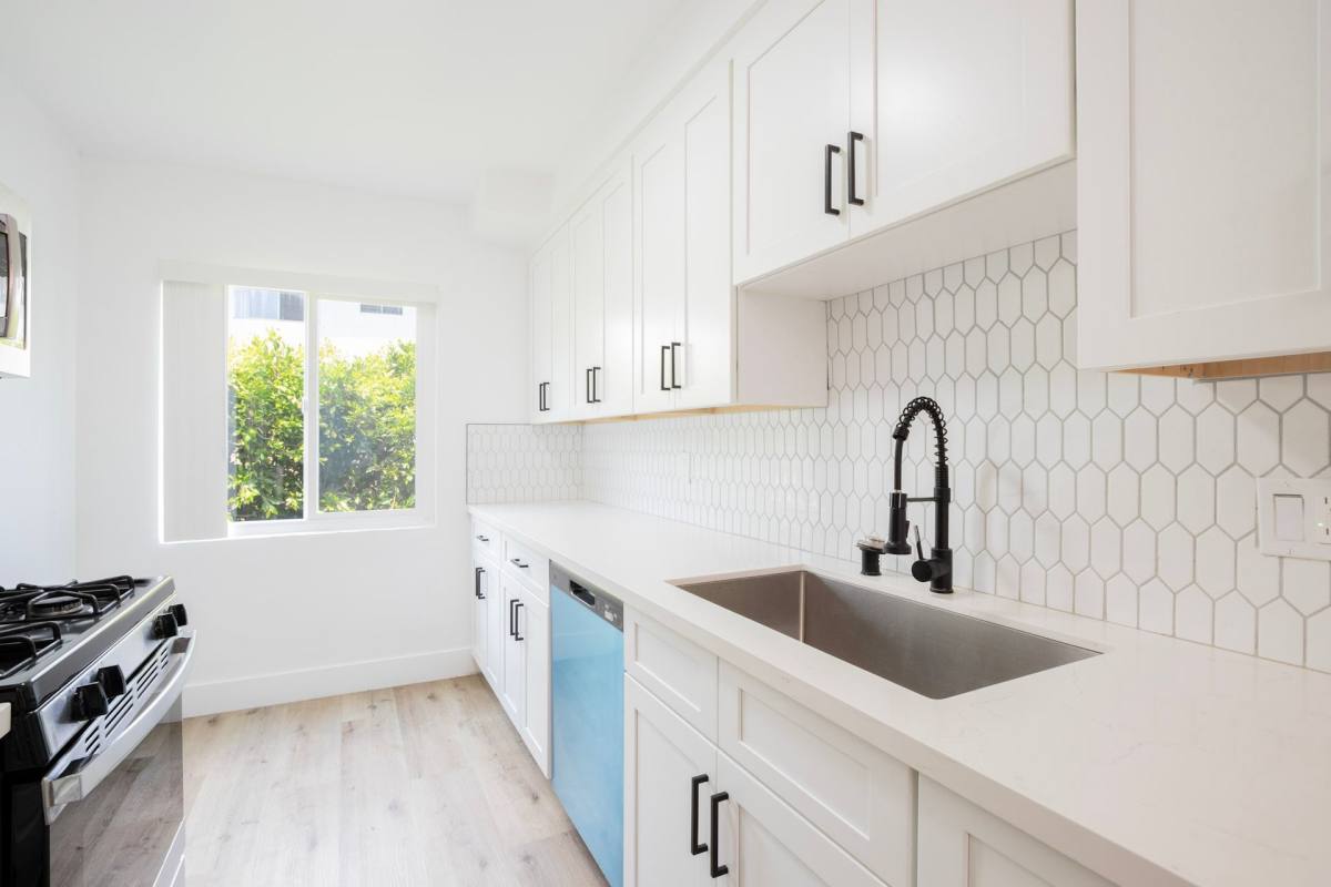 Apartment for rent at 904 N Sierra Bonita Ave, Los Angeles, CA 90046