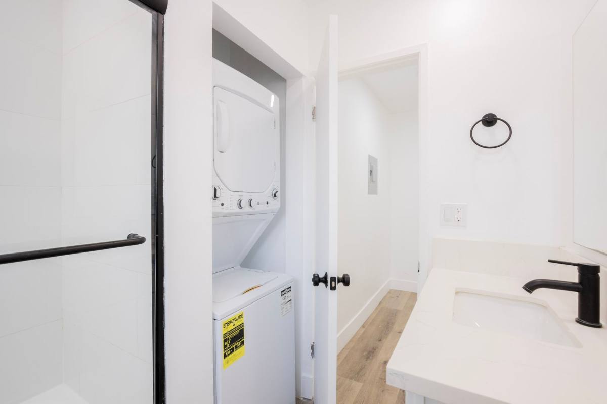 Apartment for rent at 904 N Sierra Bonita Ave, Los Angeles, CA 90046