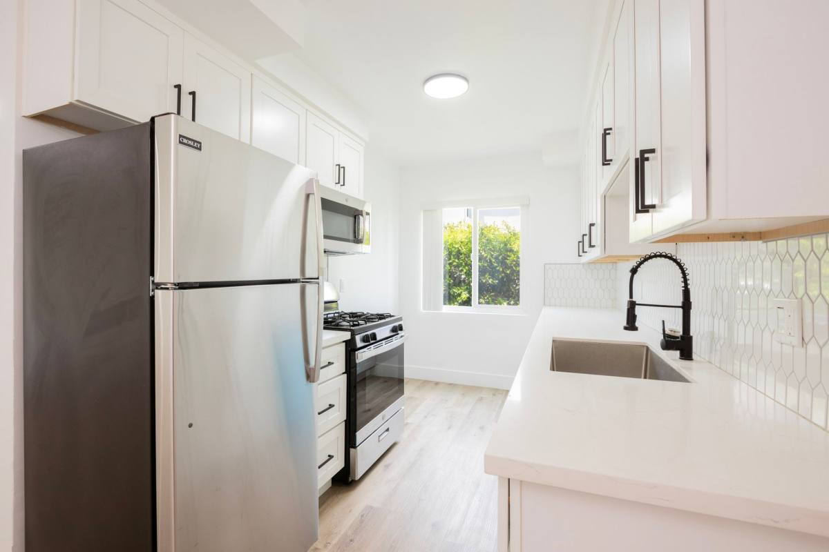 Apartment for rent at 904 N Sierra Bonita Ave, Los Angeles, CA 90046
