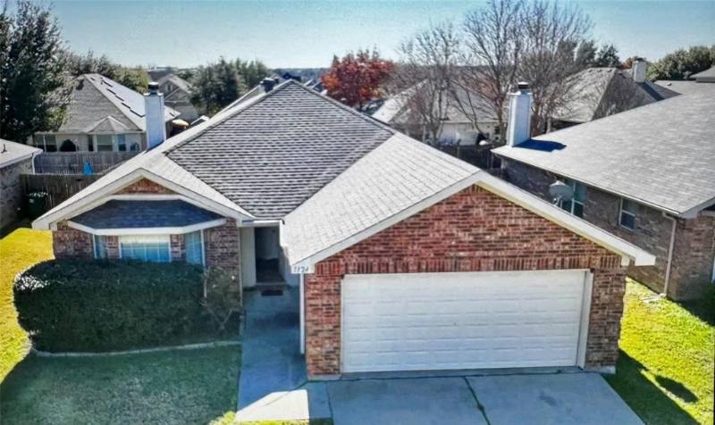 House for rent at 1324 Sierra Blanca Dr, Burleson, TX 76028
