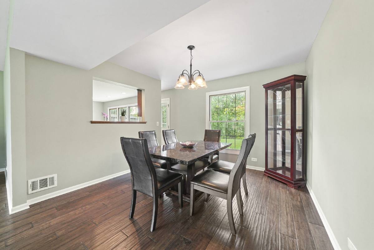 House for rent at 1011 Talltree Terrace, Libertyville, IL 60048
