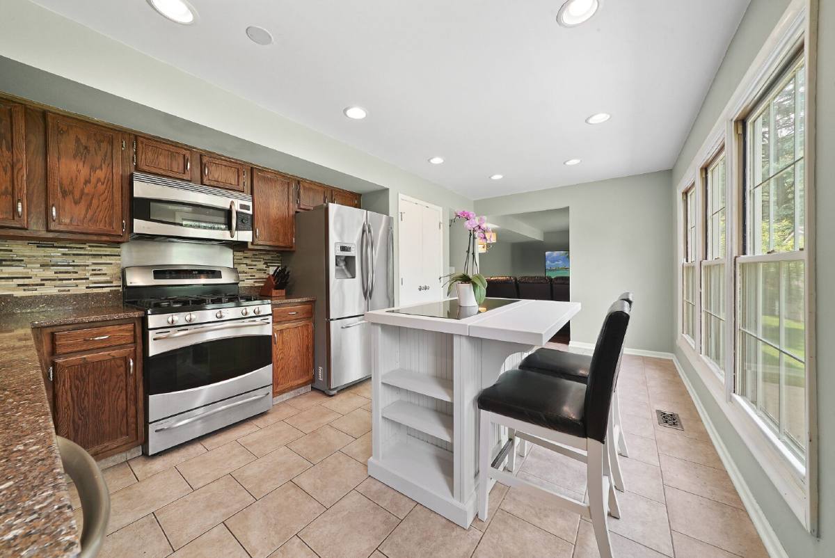 House for rent at 1011 Talltree Terrace, Libertyville, IL 60048