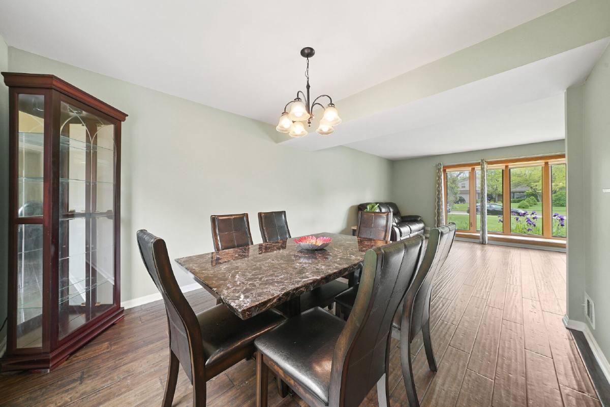 House for rent at 1011 Talltree Terrace, Libertyville, IL 60048