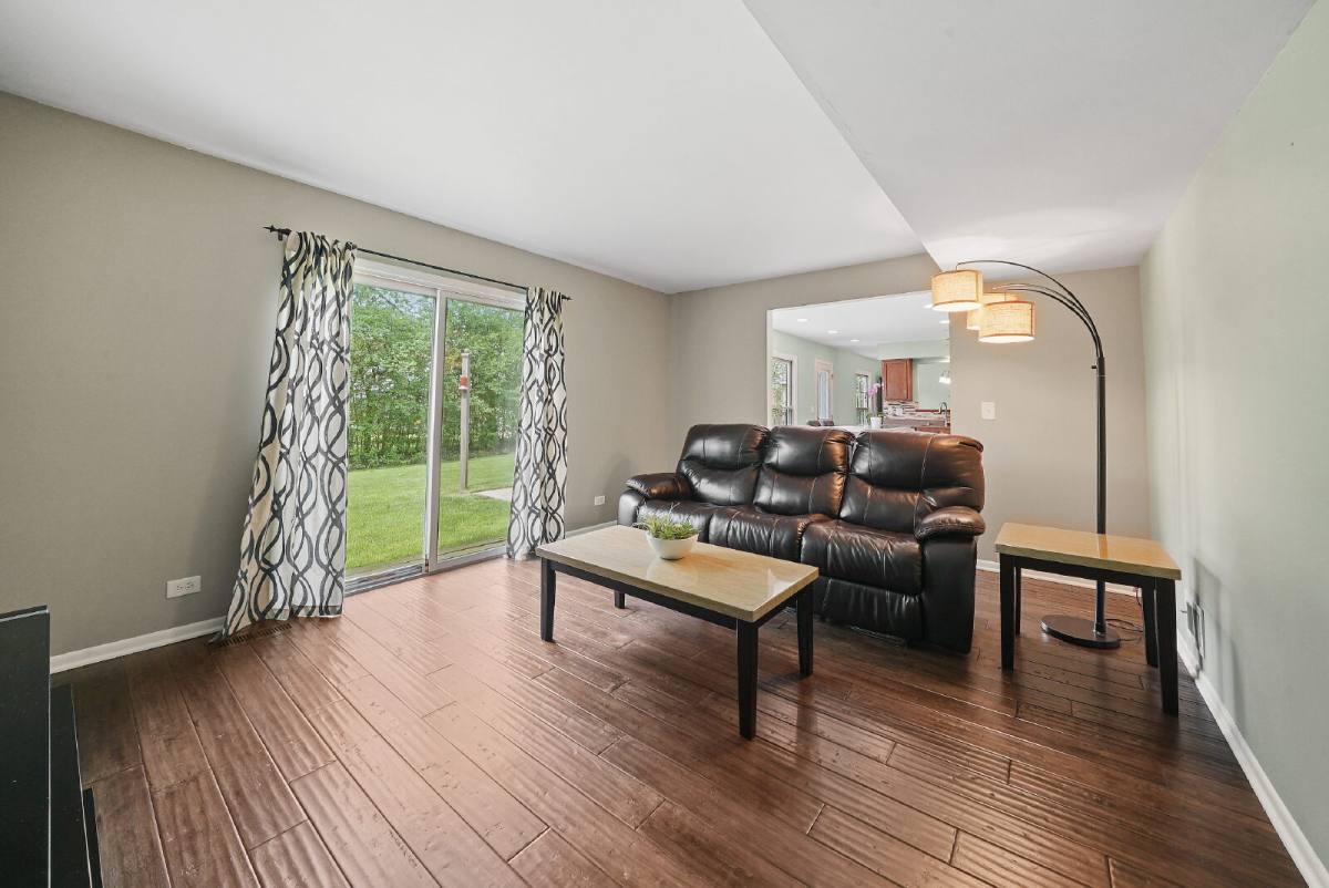 House for rent at 1011 Talltree Terrace, Libertyville, IL 60048
