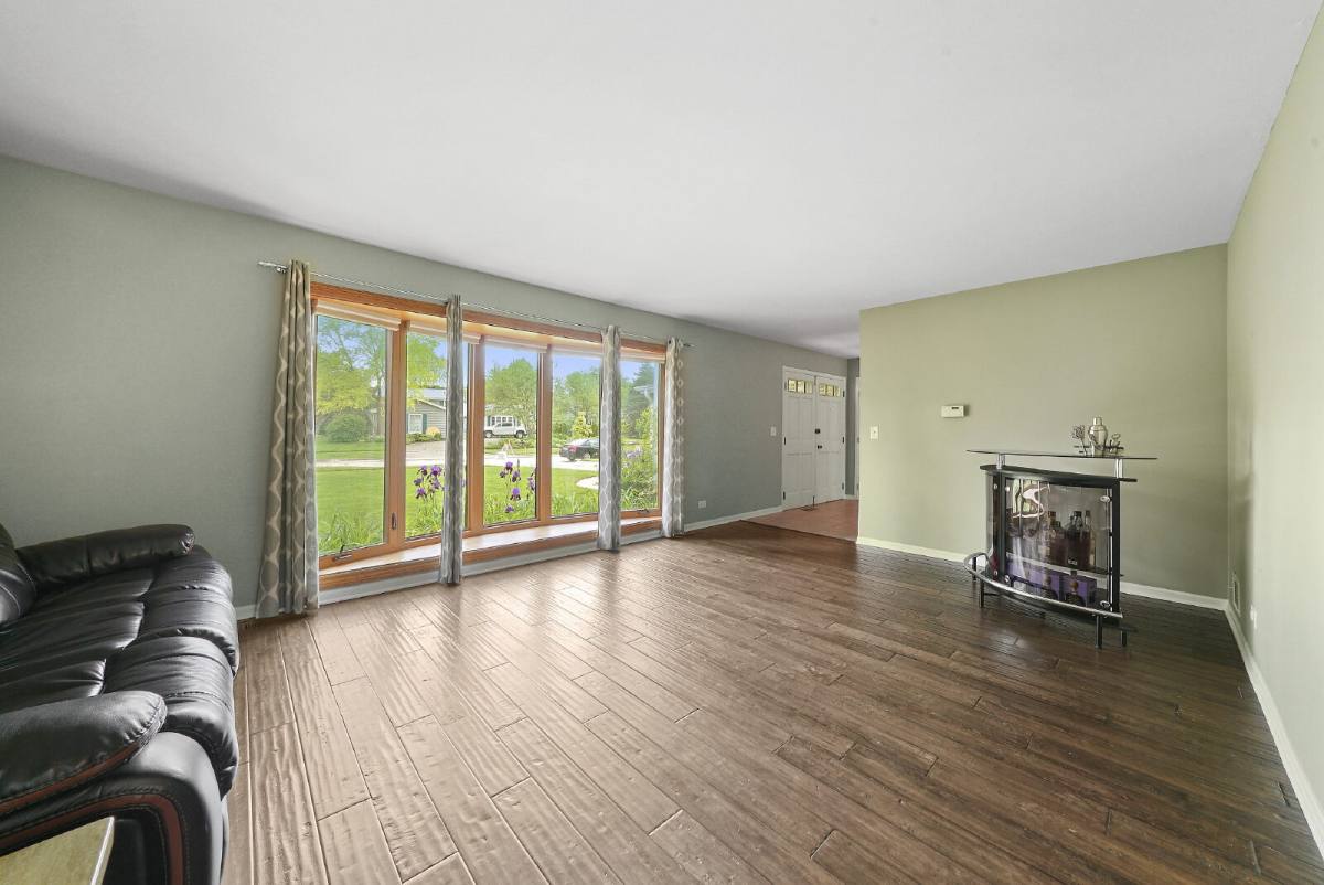 House for rent at 1011 Talltree Terrace, Libertyville, IL 60048
