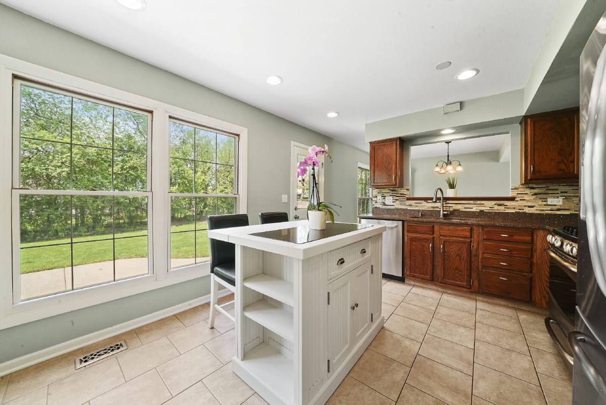 House for rent at 1011 Talltree Terrace, Libertyville, IL 60048