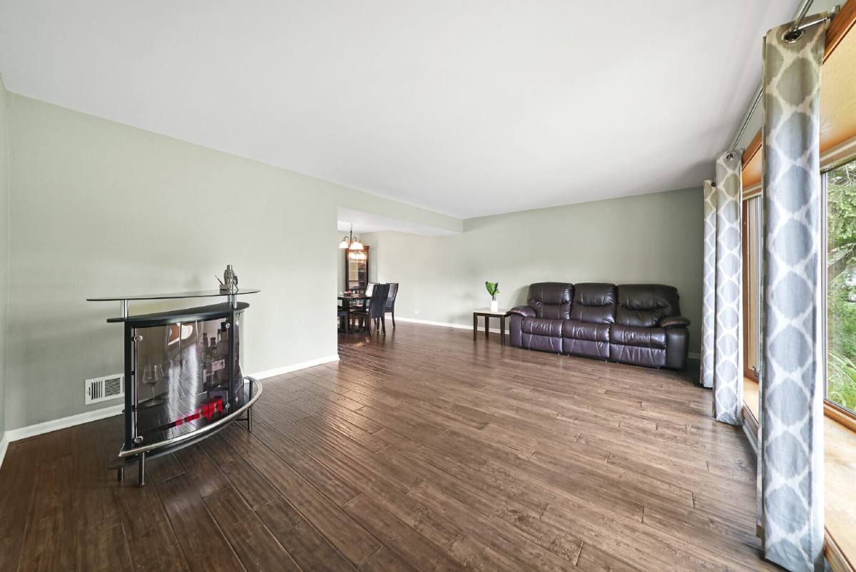 House for rent at 1011 Talltree Terrace, Libertyville, IL 60048