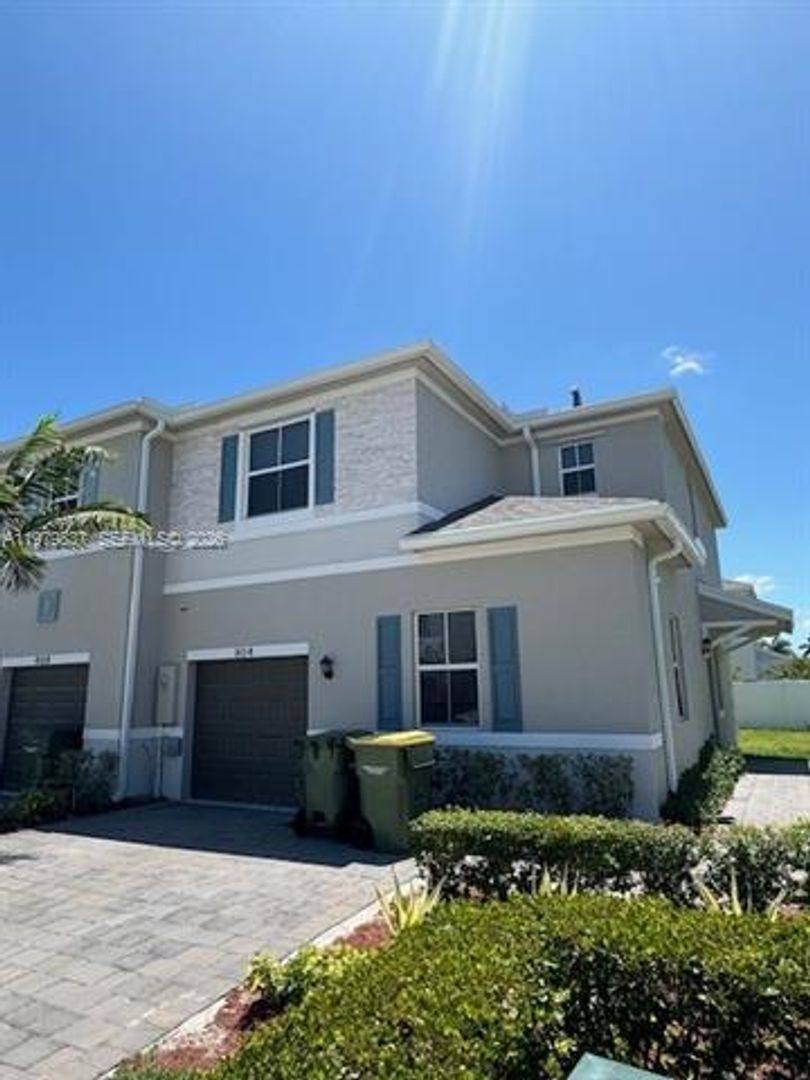 Townhouse for rent at 804 SE 18th St, Homestead, FL 33034