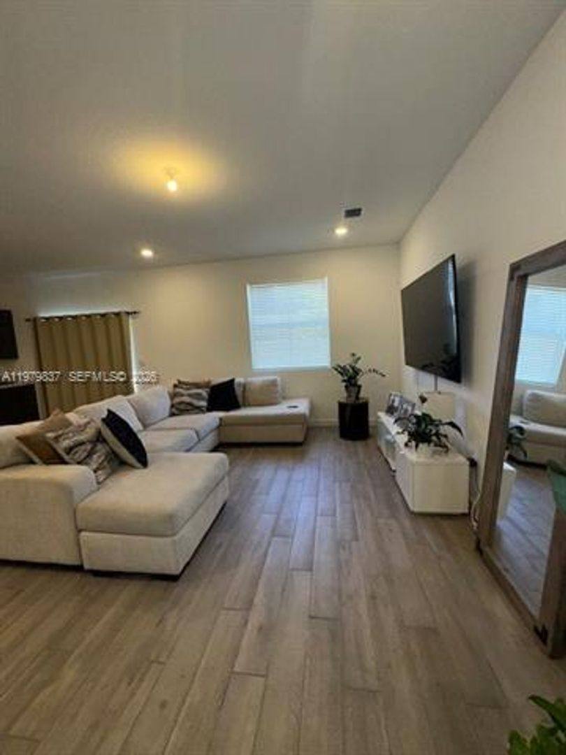 Townhouse for rent at 804 SE 18th St, Homestead, FL 33034