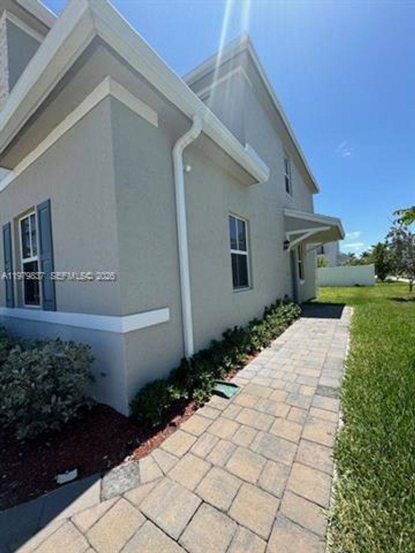 Townhouse for rent at 804 SE 18th St, Homestead, FL 33034