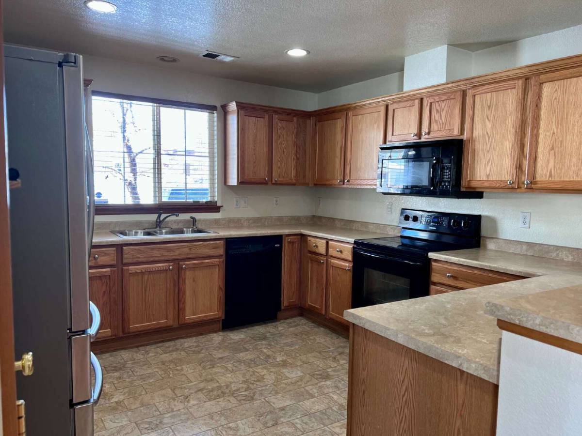 Townhouse for rent at 1121 S Richfield St, Aurora, CO 80017