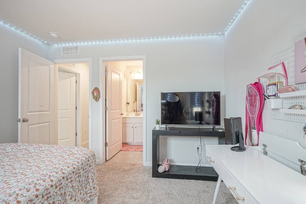 Apartment for rent at 32 Westmont Dr, Rm #4, Medford, NJ 08055