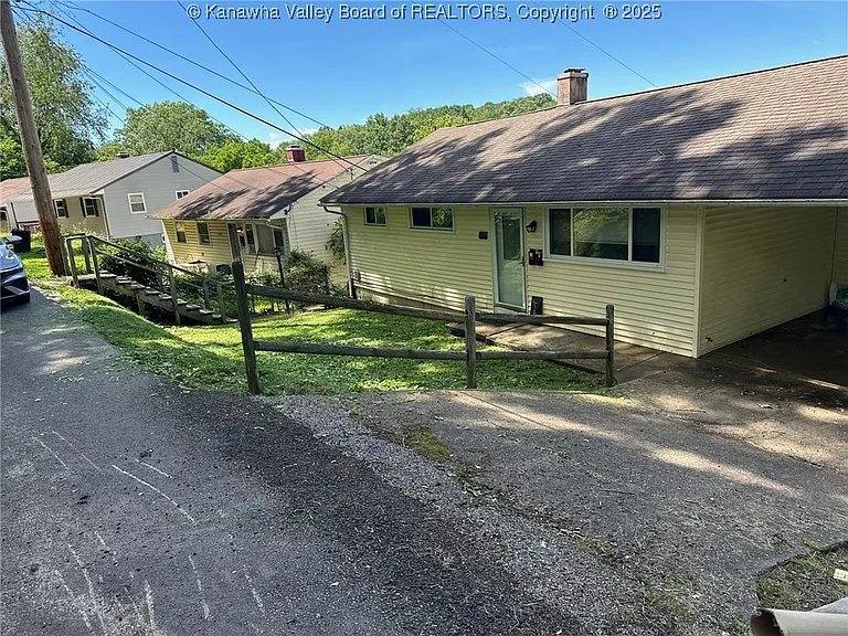 Apartment for rent at 1118 Forest Rd #A, Charleston, WV 25314